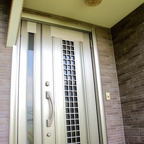 玄関ドアはリフォーム用カバー工法で交換。