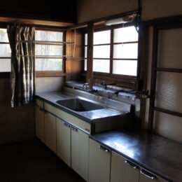 この台所は応接間になりました。間取り変更でキッチンやトイレなどは別の場所に移動です。