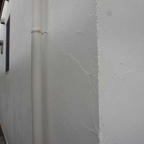 写真では解りにくいのですが、真っ白な漆喰の壁になりました。