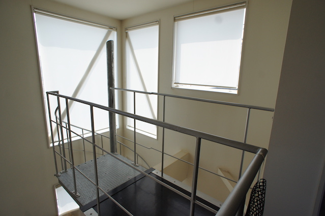 ２階は金属製手摺と階段のシンプルデザイン