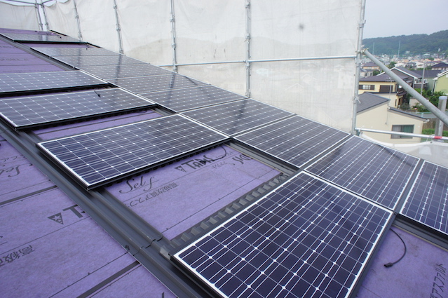 その後、金属屋根とソーラーパネルが一体となった、雨漏りしにくい施工方法で、全面が太陽光発電をするようになります。