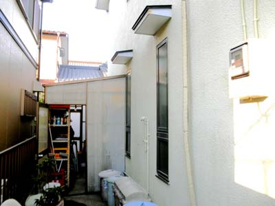 物置は、波板が傷んでいたので張り替えです。