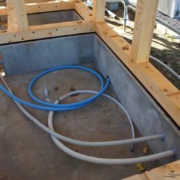 床下に、給排水の配管をします。