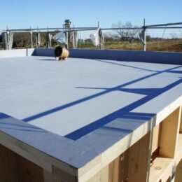 防水が完成しました。このような形でも、屋根裏換気と壁内通気を確保しています。木造は、通気・乾燥を考慮すれば、長持ちするものです。