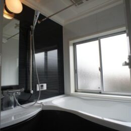 窓の位置を浴槽ぎりぎりとして、大きな窓を設置。庭を眺望する露天風呂のような浴室です。