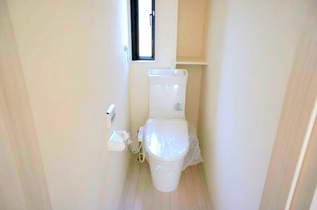 増設した2階のトイレです。パナソニックのアラウーノを採用しました。