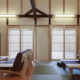 無垢の格子戸、琉球畳、桐のソファーでモダンな空間に。