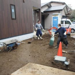 土間工事．地面をコンクリートで舗装する方法で砂利や砕石を敷固め、鉄筋を組、コンクリートを流しいれ平らにします。また舗装するので水はけも良く、雑草が生えなくなります。