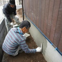 基礎巾木．基礎巾木とは外壁と地面の間にあるコンクリートのことを言います。モルタルで施工しています。