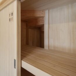 押し入れも全て桐．桐材を使って収納や押入れ、床や壁などに用いると住空間の湿度を快適に保ってくれます。