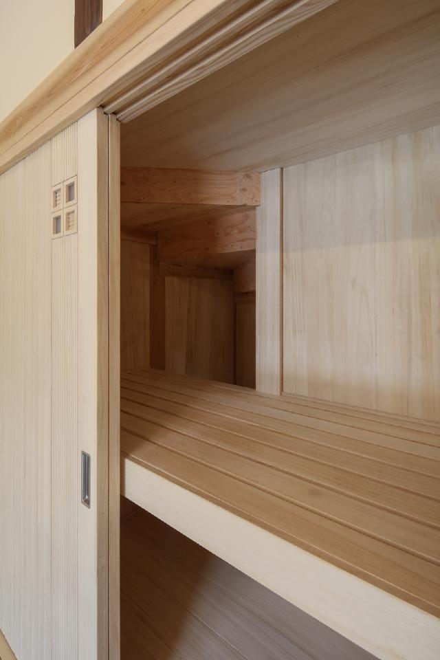 押し入れも全て桐．桐材を使って収納や押入れ、床や壁などに用いると住空間の湿度を快適に保ってくれます。