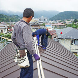 屋根材は「GL鋼板」です。ガルバリウム鋼板は耐水性・耐震性に優れています。長期間使用するにはメンテナンスが必要になってきます。