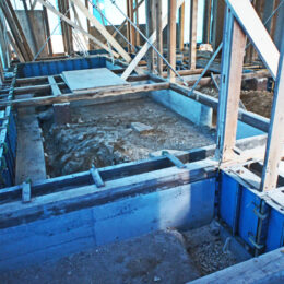 基礎を強化します。コンクリートの劣化やひび割れ、土台の腐りなど耐震強度に影響がでる場所を補強する工事です。