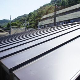 GL鋼板屋根に。ガルバリウム鋼板は耐久年数が長く、他の金属系の素材に比べると錆びにくく、軽量のため耐震性に優れています。