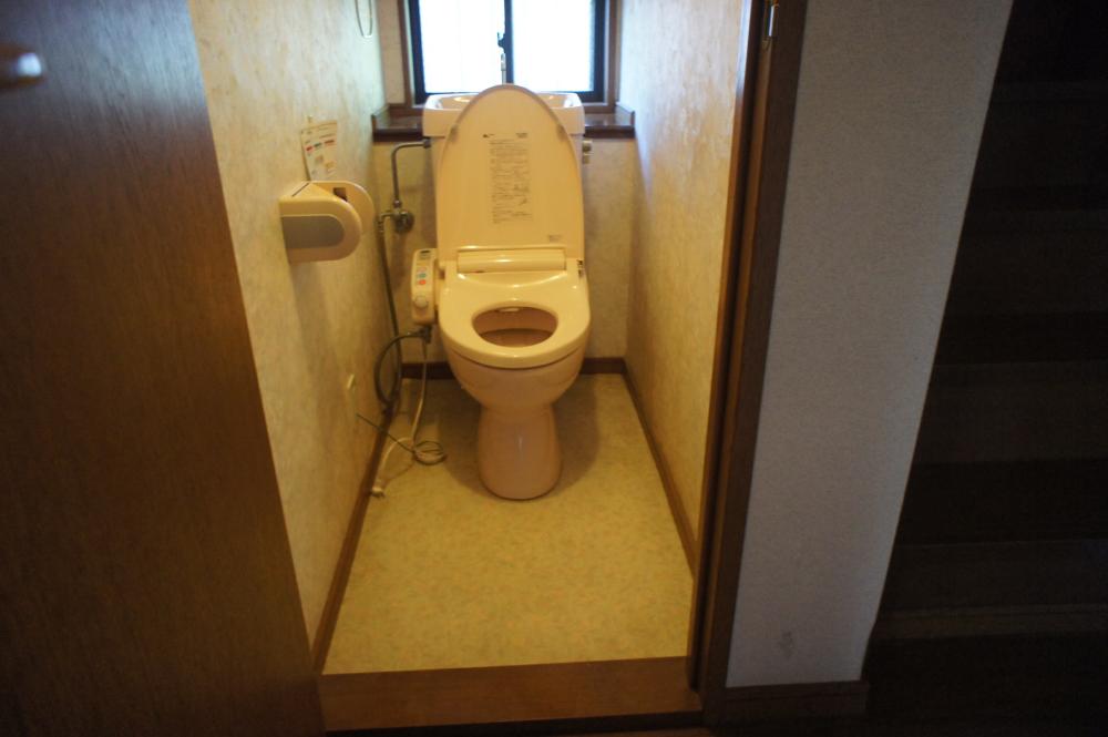 2階のトイレもクロス張替え。