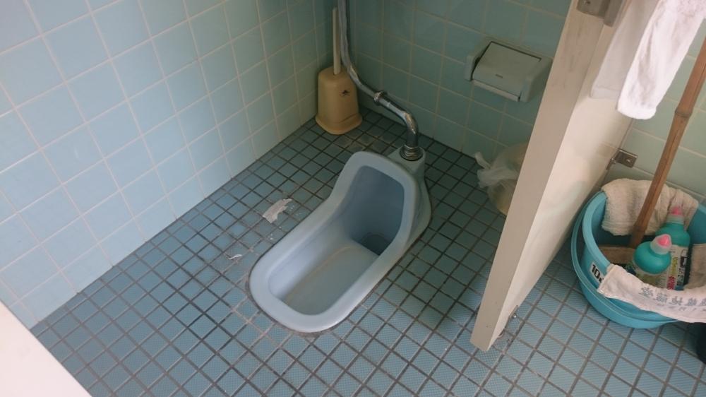 古いトイレはたいがい和便器です。