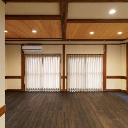 床は赤松。樹齢300年を誇る赤松の無垢材。こげ茶塗装。深みのある色合いが歴史を感じさせる古民家調に仕上げます。