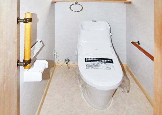トイレ．バリアフリー対策として手すりを設置。