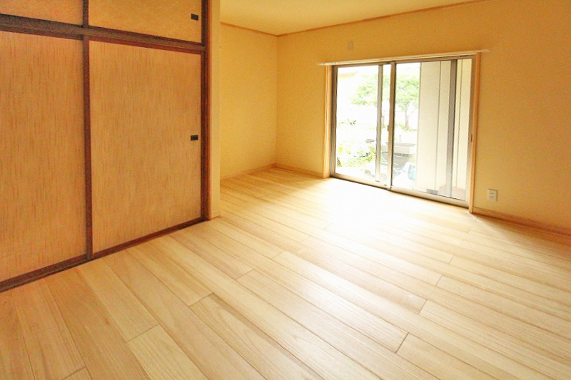 寝室は桐の床材を使用しております．桐は調湿効果や保温性に優れたているので寝室の床材として適した素材になります。